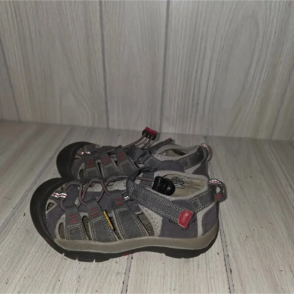 KEEN Kids' Charcoal and Crimson Sports Sandals Shoes 13 Gorpcore Camping Hiking